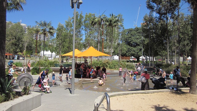 手前はDarling Quarter(ダーリングクォーター)の水遊び場、奥がTumbalong Park(タンバロンパーク)