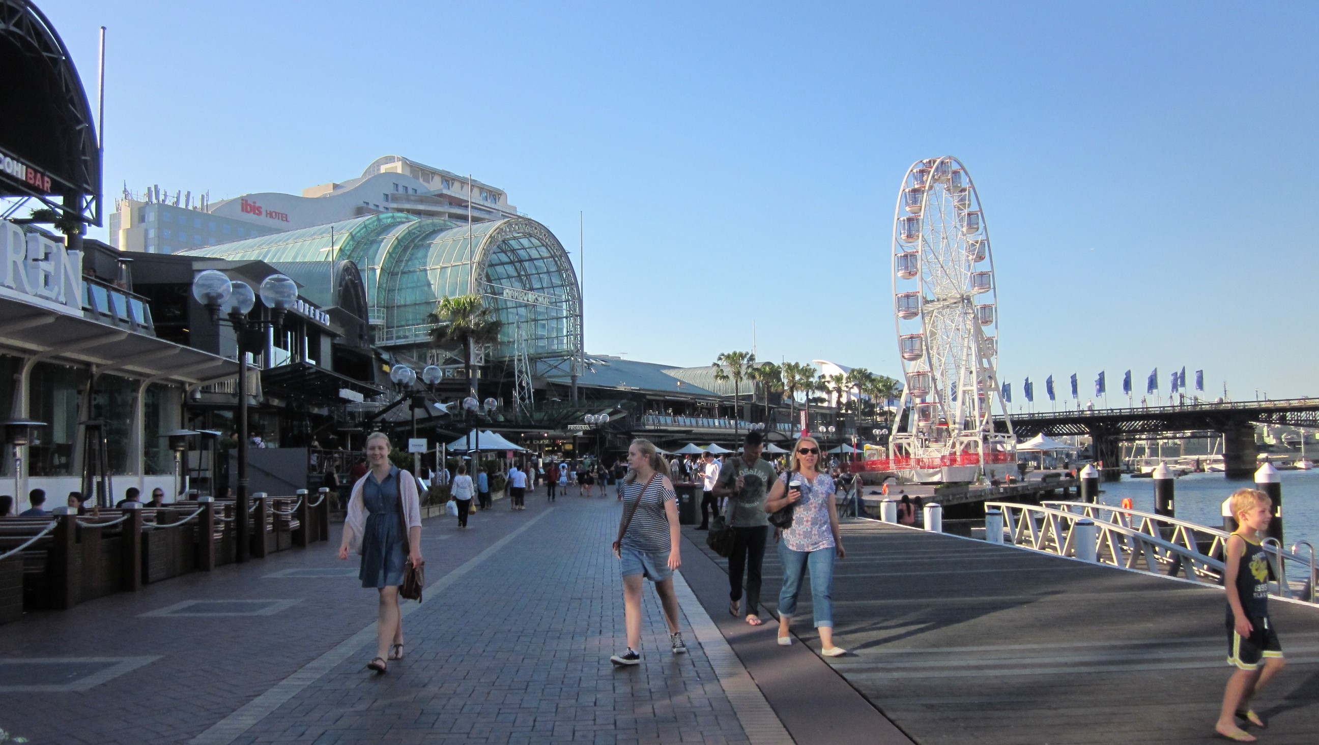 Harbourside(ハーバーサイド)の水辺にはレストランが並ぶ
