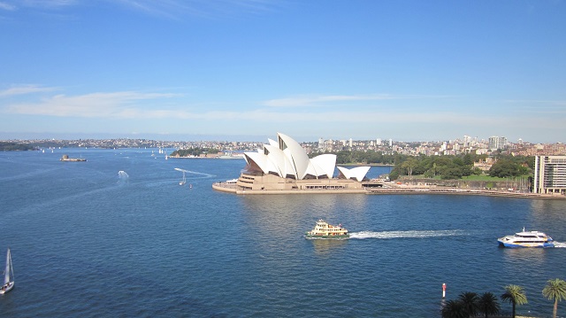 シドニーのハーバーブリッジの上から見たオペラハウス