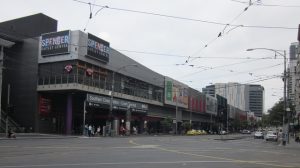 メルボルン　ショッピング　アウトレット