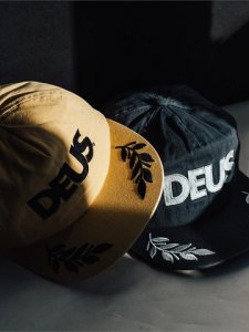 デウスエクスマキナの定番のキャップ