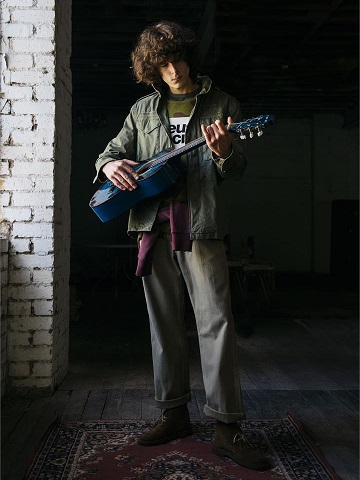 デウスエクスマキナのギターを弾くモデル