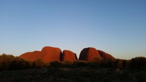 夕暮れ時のカタジュタの岩群