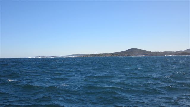 船上から見たポートスティーブンスの海と岬