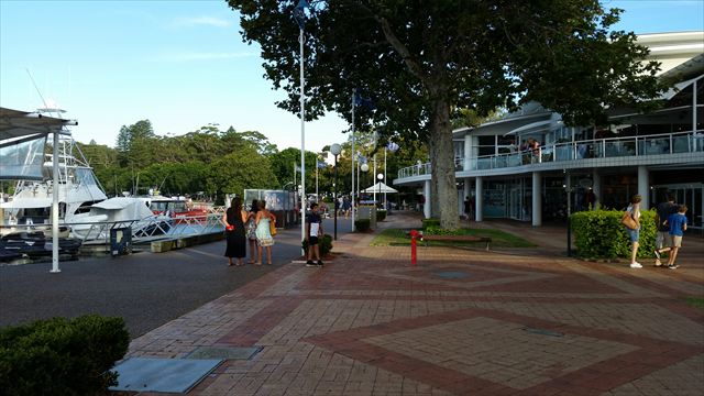 ネルソンベイの港沿いの遊歩道